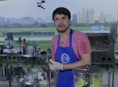 Vitor B. se atrapalha e corta outro dedo na cozinha