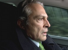 Eysan ajuda Kenan a fugir de Ramiz