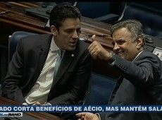 Senado corta benefícios de Aécio, mas mantém salário