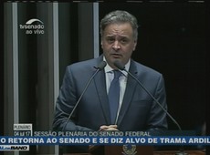 Aécio retorna ao Senado e se diz alvo de trama ardilosa
