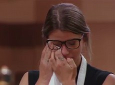 Ana Luiza chora após críticas dos jurados