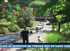 Policiais se divertem em tobogã nos Estados Unidos