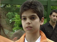 Ezel escuta Yan se declarando para uma menina