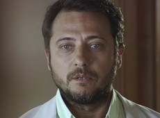 Cengiz fica furioso ao ver Ezel e Eysan juntos