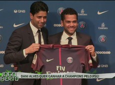Daniel Alves chega ao PSG