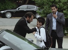 Cengiz e Ezel discutem na porta da escola de Yan