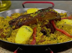 Paella de carne suína