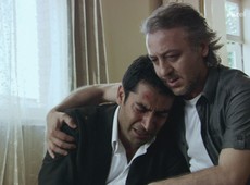Ezel encontra sangue de Eysan em sua casa
