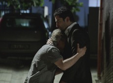 Ezel se despede de todos e Ali fica desesperado
