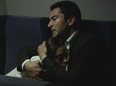 Eysan morre nos braços de Ezel