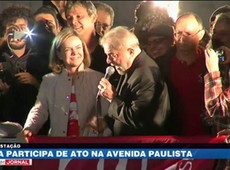 Lula participa em ato na Avenida Paulista contra processo