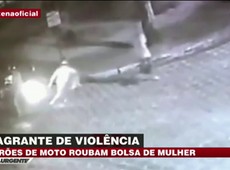 Ladrões de moto roubam bolsa de mulher