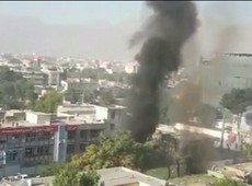 Talibã explode carro-bomba e mata 35 em Cabul