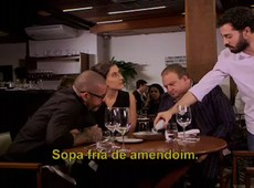 Deborah e Leonardo servem sopa congelada aos chefs