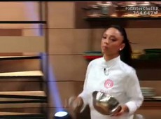 Michele percebe que coco da sobremesa está azedo