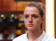 Bárbara vai mal no serviço e deixa o MasterChef