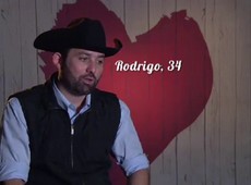 Rodrigo traz sanfona para o encontro e anima garçonete
