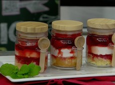 Bolo de Morango no Pote