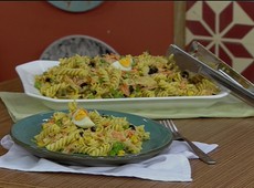 Salada de Macarrão com Frango Desfiado