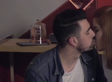 Pintou um clima: Camila e Felipe dão um beijão