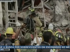 Militares ajudam nas buscas por sobreviventes de terremoto