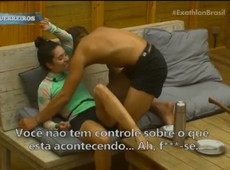 Vance ataca Carol com cosquinhas