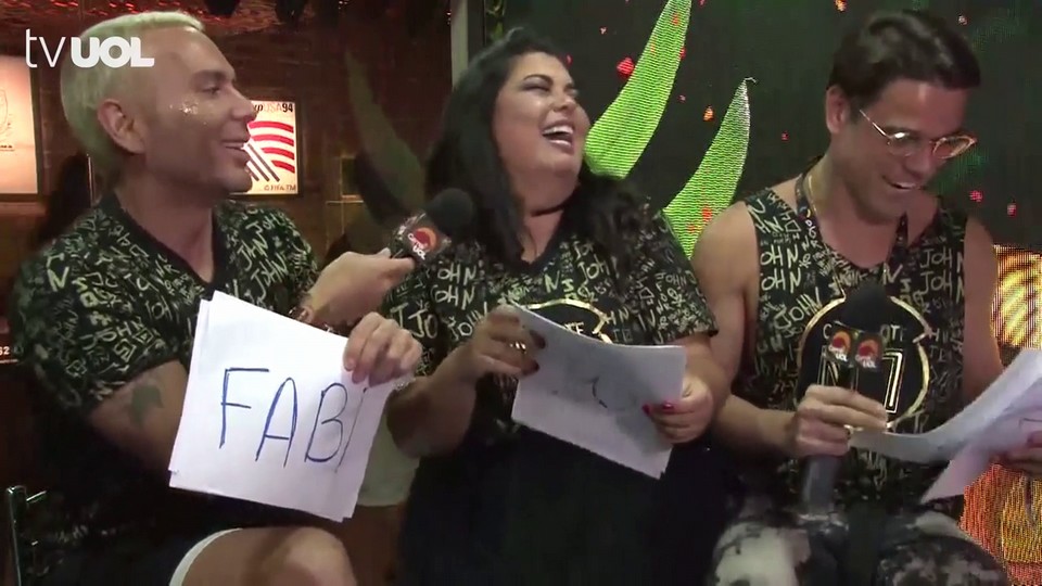 Curtindo a folia | Namorando, Fabiana Karla diz que levou seu 'ciganão' para festa