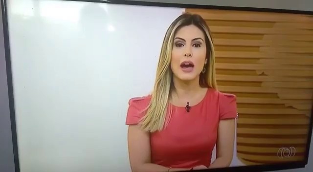 Cantora comete gafe em entrevista ao vivo para afiliada da Globo