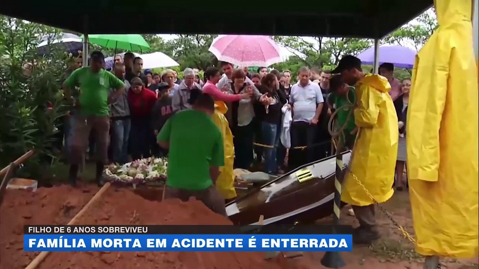 Filho de 6 anos sobreviveu: família morta em acidente é enterrada - TV UOL