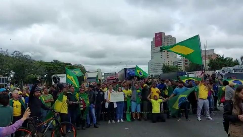 Bolsonaristas Cantam Hino Nacional Em Bloqueio Na Rodovia Castello