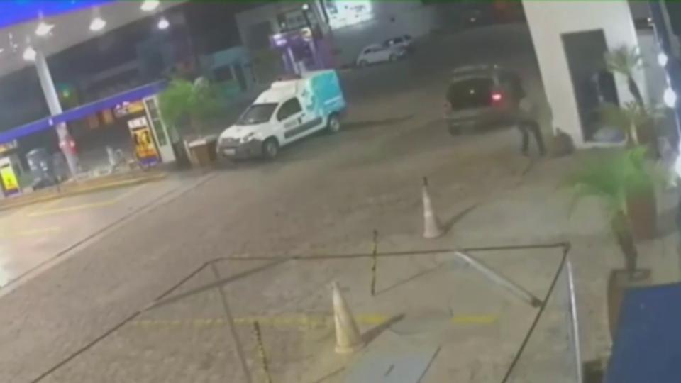 Criminosos Fortemente Armados Explodem Cofre Em Posto De Gasolina