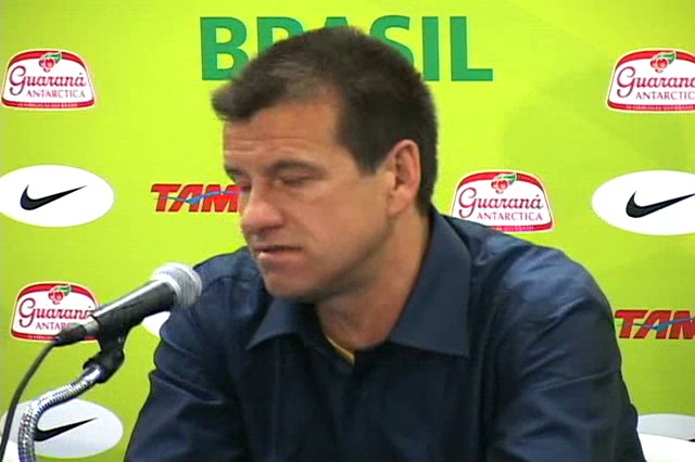 Dunga diz que é estranho jogar sem o estádio cheio - 11/09/2008 - UOL Play