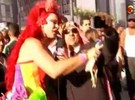 Vídeo: Participantes "soltam a franga" durante a Parada Gay em SP. Participe! #SolteaFranga #UOLParadaGay - UOL Mais