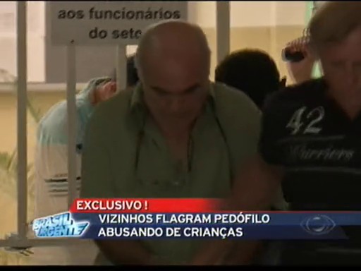 Pedófilo abusa de crianças dentro do condomínio | Vídeos Band