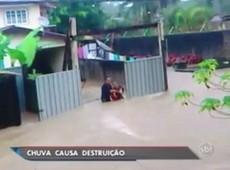 Idosa é resgatada com corda de enchente em Camburi (SP) 