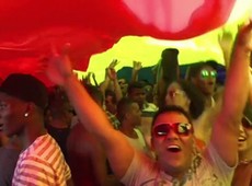 Parada do Orgulho Gay reúne multidão em Copacabana - 