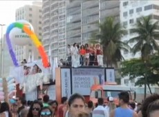 Multidão toma as ruas de Copacabana para celebrar o orgulho gay - 