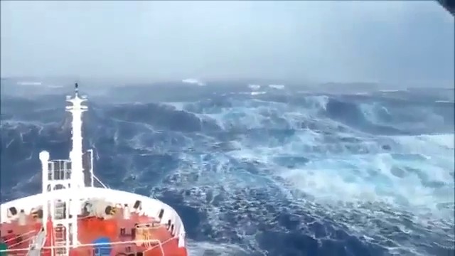 Navio Enfrenta Mar Gigante Durante Tempestade - 03/04/2014 - UOL Notícias