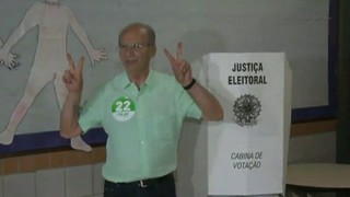 Jofran Frejat, candidato ao governo do DF, vota e se declara confiante - UOL Mais