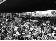 'Esquerda petralha' e 'direita coxinha' levam política às ruas de São Paulo