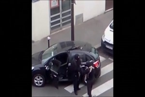 Novo vídeo mostra terroristas trocando tiros com policiais - UOL Mais