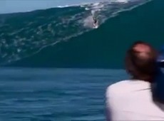 Surfista leva tombo incrível em onda gigante no Taiti; assista - Reprodução