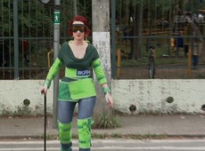 Já se imaginou com 80 anos? Roupa simula dificuldades físicas de idosos
