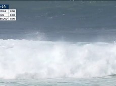 Surfista é jogado contra corais no Mundial e fratura quadril em 2 lugares - Reprodução/WSL