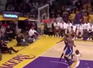 Marcelinho Huertas dá tapinha e passa bola para cesta dos Lakers