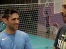 Líbero Serginho visita treino da seleção brasileira de vôlei sentado