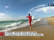 Medina voa alto, elimina rival australiano e avança à semi na França - Damien Poullenot/WSL