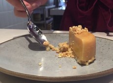 Torta de limo-cravo tem companhia de merengue e sorvete de mel no Tuju