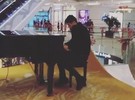 Oscar mostra habilidade no piano
