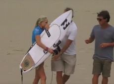 Águas-vivas atrapalham abertura do Mundial de Surfe. Atleta tem queimaduras - Reprodução